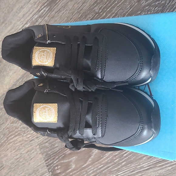 Sneakers - Picture 1 of 8